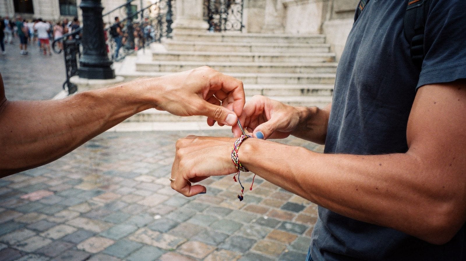 La estafa de la pulsera de la amistad cerca de Sacré-Cœur, y otras estafas de París que hay que conocer