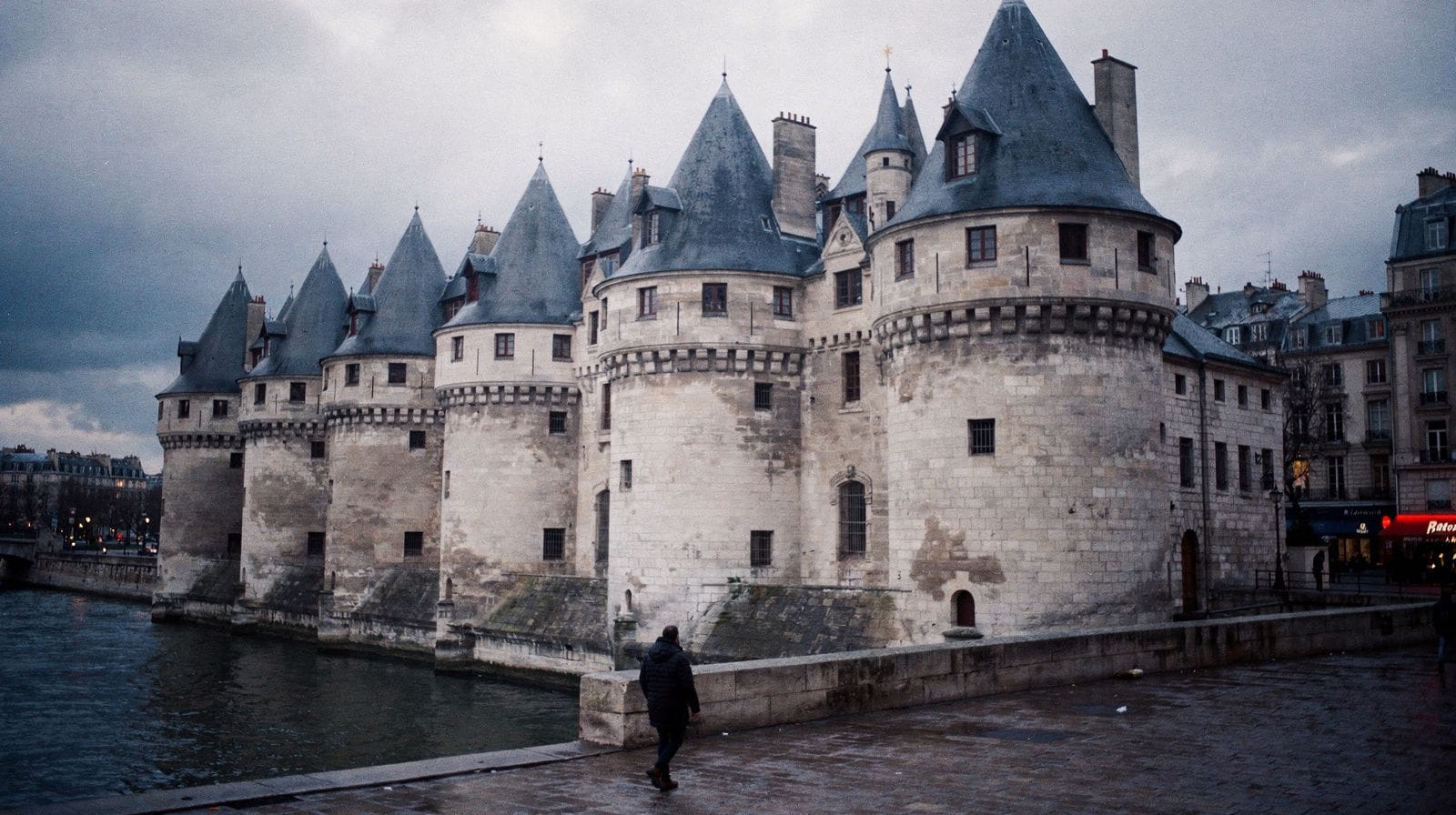 Guía de la Conciergerie: el palacio medieval de París convertido en prisión revolucionaria