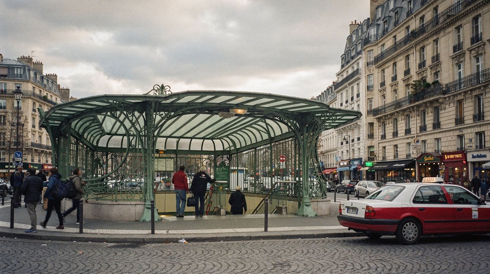 Pariser Metro-Tickets und der Navigo-Guide