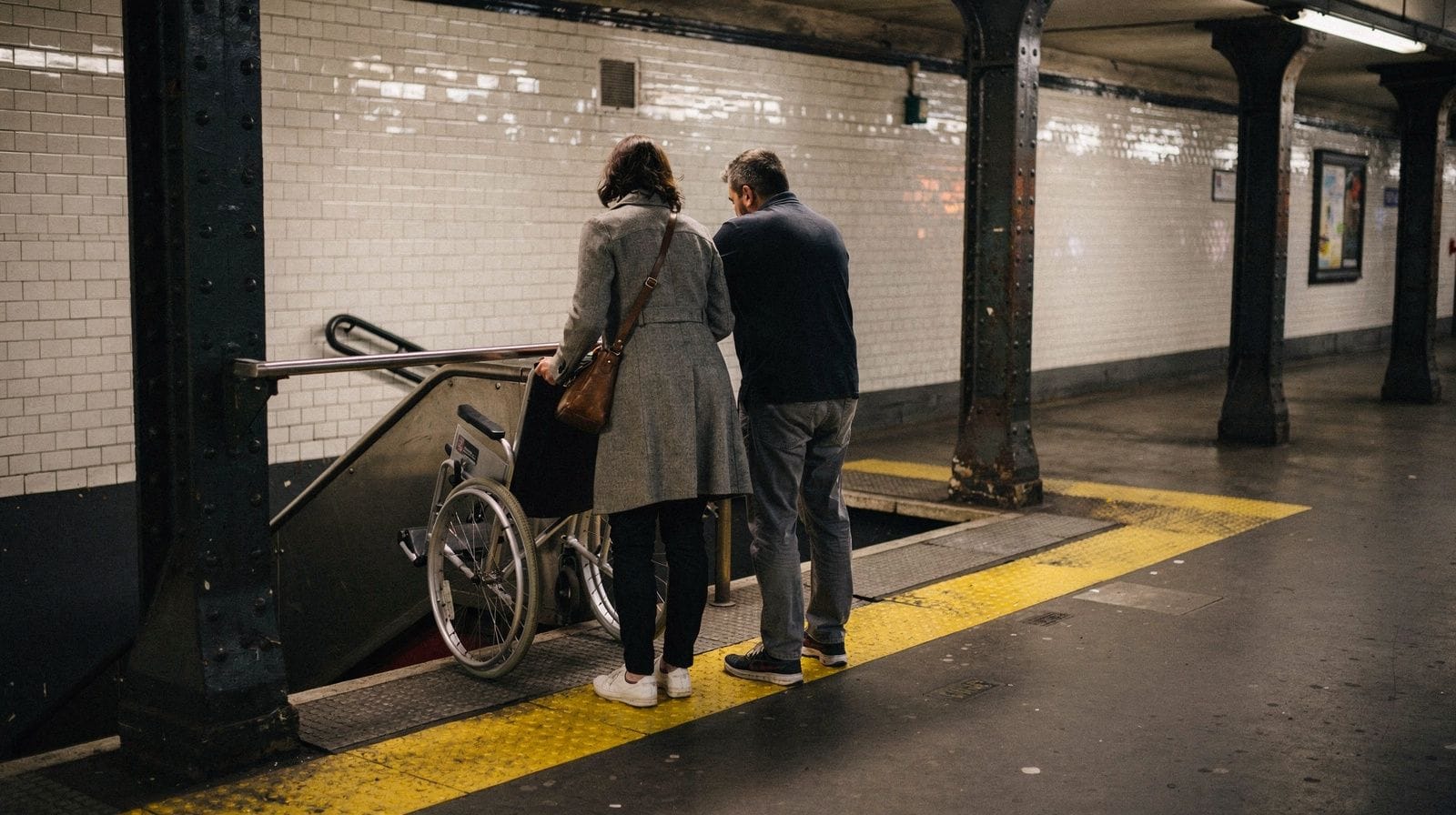 Pariser Metro mit Rollstuhl oder Kinderwagen