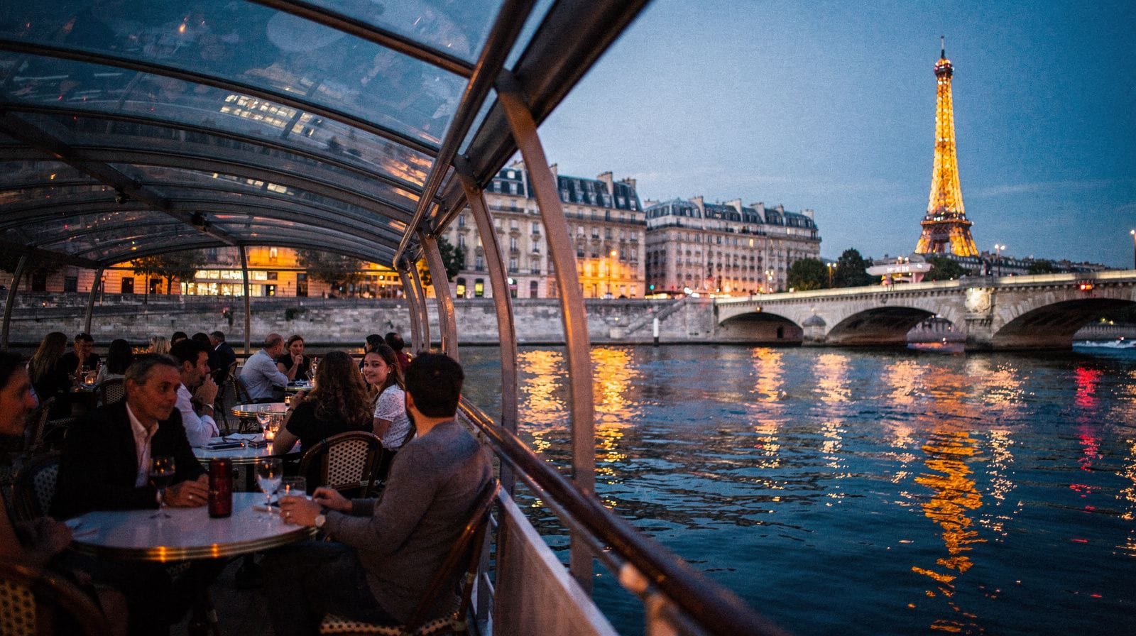 Seine river cruises and dinner cruises in Paris