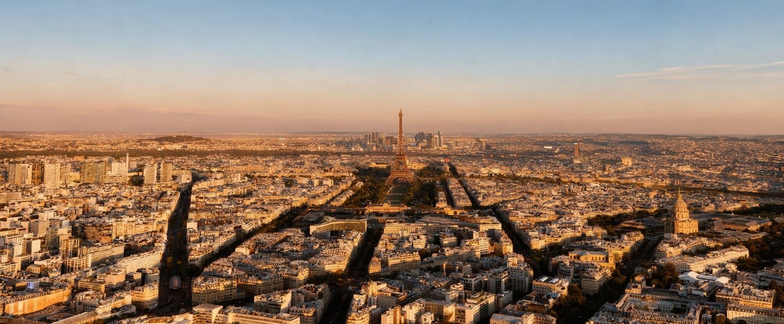 Vista de la hora dorada sobre los tejados de París desde la torre Montparnasse, con la Torre Eiffel elevándose sobre el Campo de Marte y la cúpula dorada de Los Inválidos a la derecha